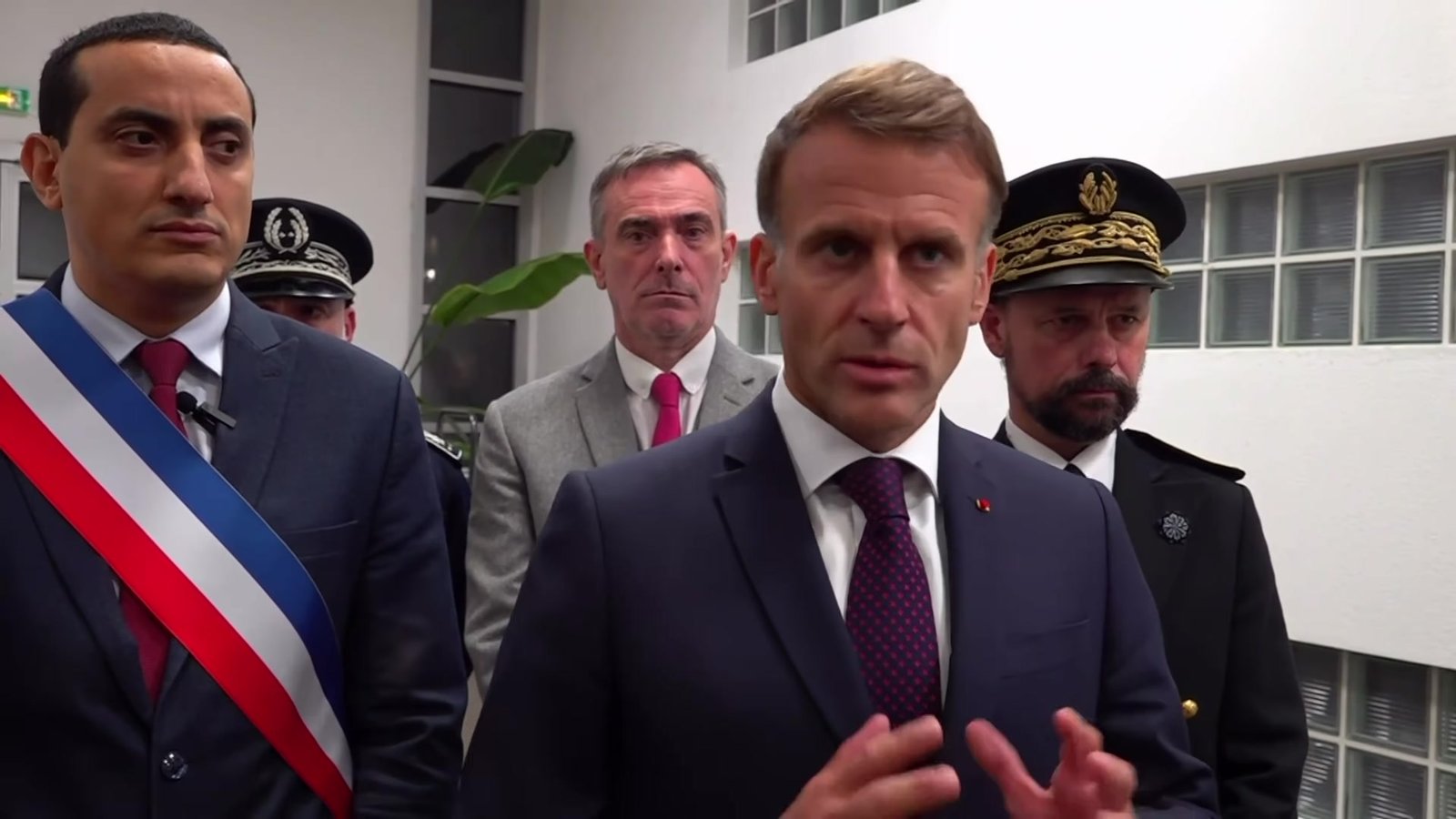 Emmanuel Macron’un Trappes’teki açıklamasından, Élysée’nin resmi videosundan alınmış kare.